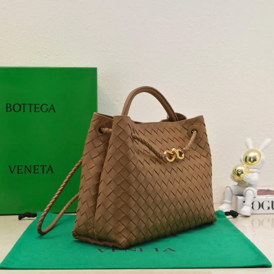 The 2023 new Andiamo batch of 2260 BV has been shipped‼ ️Really popular🔥The new Andiamo woven handbag launched by Bottega Veneta this season is really popular all over the world! ! Celebrities at home and abroad have worn it, and Oscar-winning actress Michelle Yeoh has taken it out on the street. Song Jia, Trai Yara, Yu Feihong, Sanji Ayaka, Rosie Hunting-Whiteley, Yoshioka Riho, etc. have all picked up this bag. It is classic and versatile, showing off its temperament, and the bag capacity is also large, which is very convenient for daily commuting! ! A variety of carrying methods, the shoulder straps can be adjusted by yourself, the original lambskin feels soft and delicate, and the unisex style breaks gender boundaries and brings a more practical and longer-lasting use experience. Andiamo, which has both elegant and casual styles, perfectly interprets the true appearance of "fashionable old money style". Style number: 8463 Size: 32*24*12